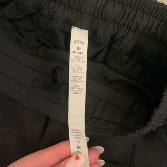 black lululemon hotty hot low rise shorts size 2 - Picture 3 of 4